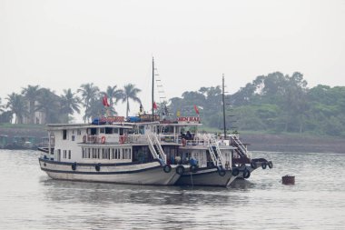 Ha Long Körfezi, Vietnam-29 Kasım 2014: Ha long Bay 'de balıkçı teknesi, Halong Körfezi, Vietnam, Güneydoğu Asi