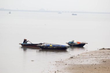 Ha Long Körfezi, Vietnam-29 Kasım 2014: Ha long Bay 'de balıkçı teknesi, Halong Körfezi, Vietnam, Güneydoğu Asi