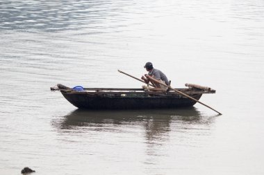 Ha Long Körfezi, Vietnam-29 Kasım 2014: Ha long Bay 'de balıkçı teknesi, Halong Körfezi, Vietnam, Güneydoğu Asi