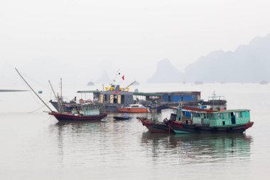 Ha Long Körfezi, Vietnam-29 Kasım 2014: Ha long Bay 'de balıkçı teknesi, Halong Körfezi, Vietnam, Güneydoğu Asi