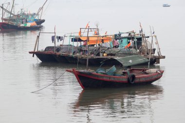 Ha Long Körfezi, Vietnam-29 Kasım 2014: Ha long Bay 'de balıkçı teknesi, Halong Körfezi, Vietnam, Güneydoğu Asi