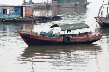 Ha Long Körfezi, Vietnam-29 Kasım 2014: Ha long Bay 'de balıkçı teknesi, Halong Körfezi, Vietnam, Güneydoğu Asi