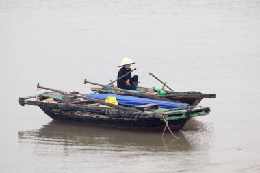 Ha Long Körfezi, Vietnam-29 Kasım 2014: Ha long Bay 'de balıkçı teknesi, Halong Körfezi, Vietnam, Güneydoğu Asi