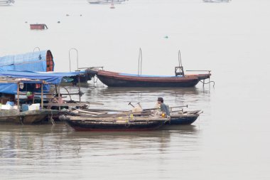 Ha Long Körfezi, Vietnam-29 Kasım 2014: Ha long Bay 'de balıkçı teknesi, Halong Körfezi, Vietnam, Güneydoğu Asi