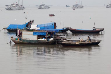 Ha Long Körfezi, Vietnam-29 Kasım 2014: Ha long Bay 'de balıkçı teknesi, Halong Körfezi, Vietnam, Güneydoğu Asi