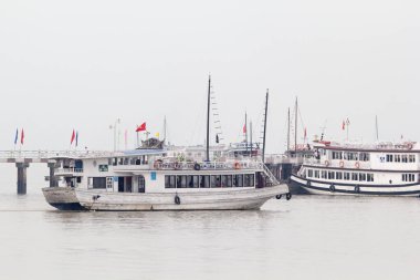 Ha Long Körfezi, Vietnam-29 Kasım 2014: Ha long Bay 'de balıkçı teknesi, Halong Körfezi, Vietnam, Güneydoğu Asi