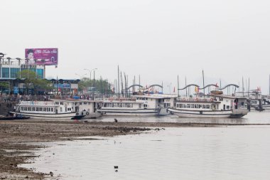 Ha Long Körfezi, Vietnam-29 Kasım 2014: Ha long Bay 'de balıkçı teknesi, Halong Körfezi, Vietnam, Güneydoğu Asi