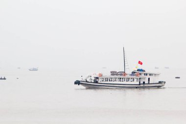 Ha Long Körfezi, Vietnam-29 Kasım 2014: Ha long Bay 'de balıkçı teknesi, Halong Körfezi, Vietnam, Güneydoğu Asi