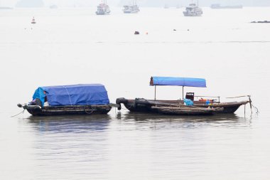 Ha Long Körfezi, Vietnam-29 Kasım 2014: Ha long Bay 'de balıkçı teknesi, Halong Körfezi, Vietnam, Güneydoğu Asi