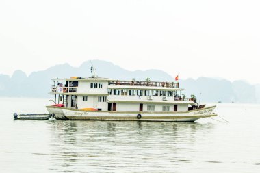 Ha Long Körfezi, Vietnam-29 Kasım 2014: Ha long Bay 'de balıkçı teknesi, Halong Körfezi, Vietnam, Güneydoğu Asi