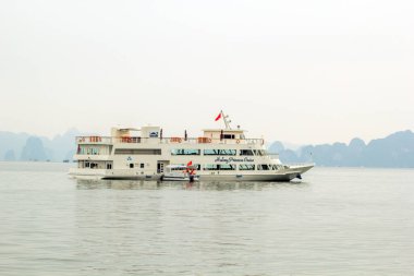 Ha Long Körfezi, Vietnam-29 Kasım 2014: Ha long Bay 'de balıkçı teknesi, Halong Körfezi, Vietnam, Güneydoğu Asi
