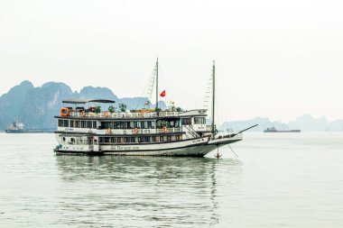 Ha Long Körfezi, Vietnam-29 Kasım 2014: Ha long Bay 'de balıkçı teknesi, Halong Körfezi, Vietnam, Güneydoğu Asi