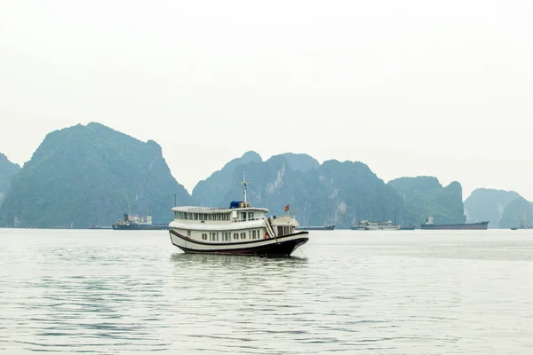 Long Bay Βιετνάμ Νοεμβρίου 2014 Αλιευτικό Σκάφος Στο Long Bay — Φωτογραφία Αρχείου