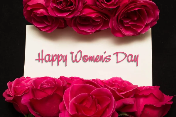 Feliz Día Mujer Marzo Escrito Tarjeta Blanca Con Rosas Rojas —  Fotos de Stock