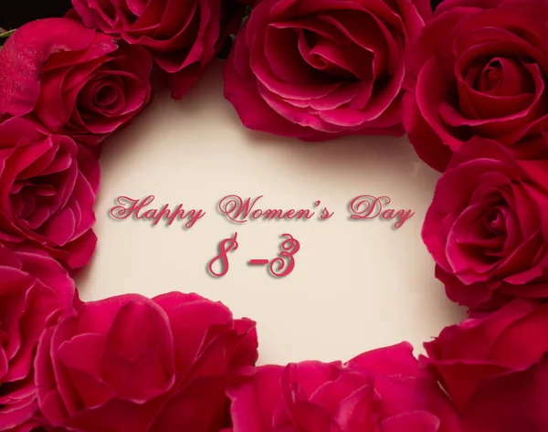 Feliz Día Mujer Marzo Escrito Tarjeta Blanca Con Rosas Rojas —  Fotos de Stock