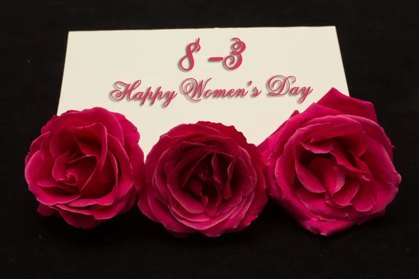 Feliz Día Mujer Marzo Escrito Tarjeta Blanca Con Rosas Rojas —  Fotos de Stock
