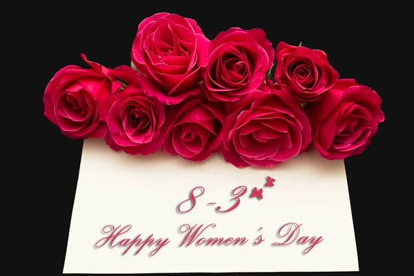 Szczęśliwego Dnia Kobiet Marca Napisane Białej Kartce Czerwonymi Różami — Zdjęcie stockowe