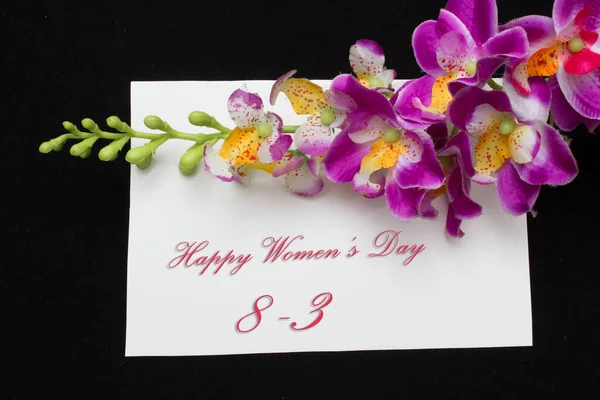 Mutlu Kadınlar Günü Mart Kırmızı Güllerle Beyaz Karta Yazılmış — Stok fotoğraf