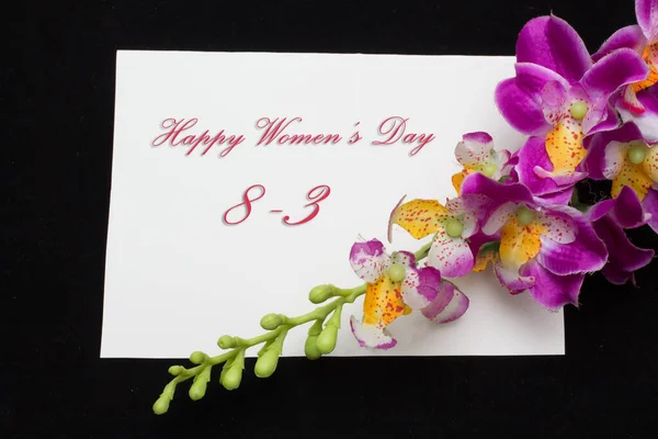 Feliz Día Mujer Marzo Escrito Tarjeta Blanca Con Rosas Rojas — Foto de Stock