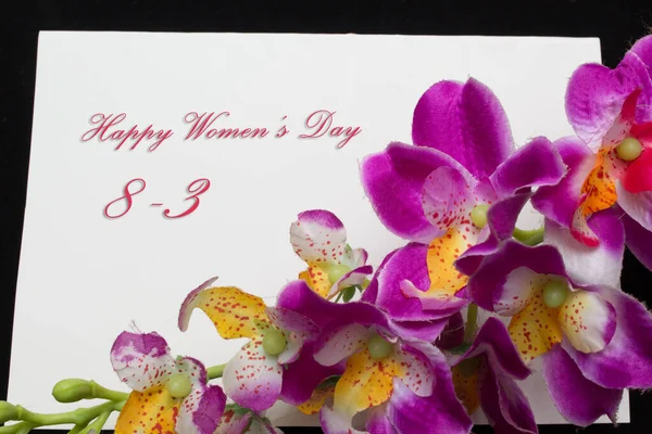 Feliz Día Mujer Marzo Escrito Tarjeta Blanca Con Rosas Rojas — Foto de Stock