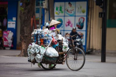 Hanoi, Vietnam - 21 Kasım 2019: Sokak satıcıları Hanoi, Vietnam 'da küçük bir mahallede müşteri bulmak için acele bir şekilde caddenin karşısına geçiyorlar