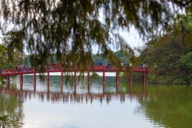  Hanoi, Vietnam - 21 Ekim 2019 Hanoi kırmızı köprüsü. Hoan Kiem Gölü üzerindeki ahşap kırmızı boyalı köprü kıyıyı ve Ngoc Son Tapınağı 'nın bulunduğu Jade Adası' nı birbirine bağlar..