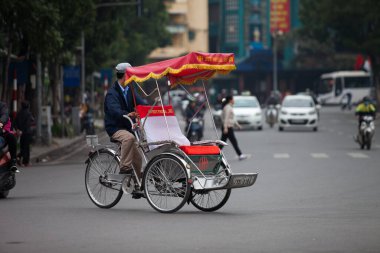  Hanoi, Vietnam - 21 Ekim 2019 Hanoi kırmızı köprüsü. Hoan Kiem Gölü üzerindeki ahşap kırmızı boyalı köprü kıyıyı ve Ngoc Son Tapınağı 'nın bulunduğu Jade Adası' nı birbirine bağlar..