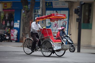  Hanoi, Vietnam - 21 Ekim 2019 Hanoi kırmızı köprüsü. Hoan Kiem Gölü üzerindeki ahşap kırmızı boyalı köprü kıyıyı ve Ngoc Son Tapınağı 'nın bulunduğu Jade Adası' nı birbirine bağlar..