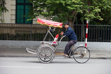  Hanoi, Vietnam - 21 Ekim 2019 Hanoi kırmızı köprüsü. Hoan Kiem Gölü üzerindeki ahşap kırmızı boyalı köprü kıyıyı ve Ngoc Son Tapınağı 'nın bulunduğu Jade Adası' nı birbirine bağlar..