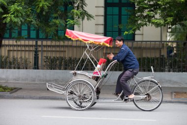  Hanoi, Vietnam - 21 Ekim 2019 Hanoi kırmızı köprüsü. Hoan Kiem Gölü üzerindeki ahşap kırmızı boyalı köprü kıyıyı ve Ngoc Son Tapınağı 'nın bulunduğu Jade Adası' nı birbirine bağlar..