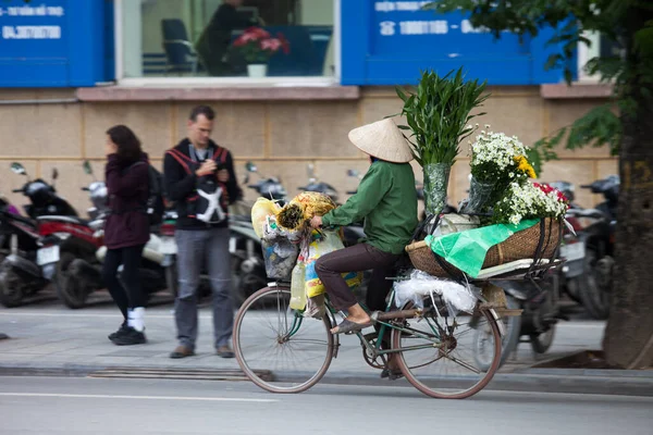 Hanoi Vietnam Noviembre 2019 Los Vendedores Ambulantes Están Corriendo Cruzando —  Fotos de Stock