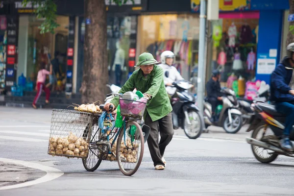 2019年11月21日 越南河内 街头摊贩匆忙地骑自行车穿过街道 在越南河内的小社区寻找顾客 — 图库照片