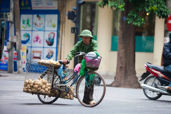 Hanoi Vietnam Noviembre 2019 Los Vendedores Ambulantes Están Corriendo Cruzando —  Fotos de Stock