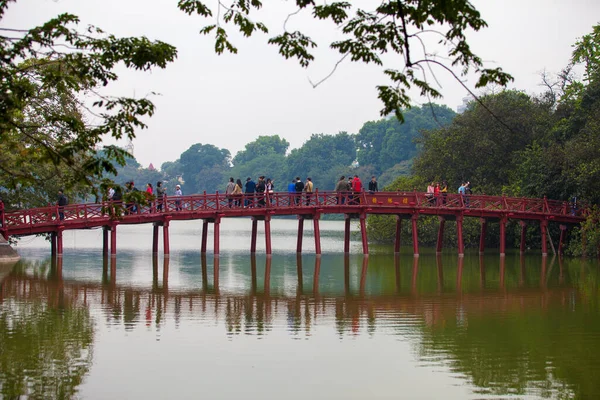 Hoan Kiem Gölü 'ndeki Kaplumbağa Kulesi (Thap Rua) Hanoi, Vietnam