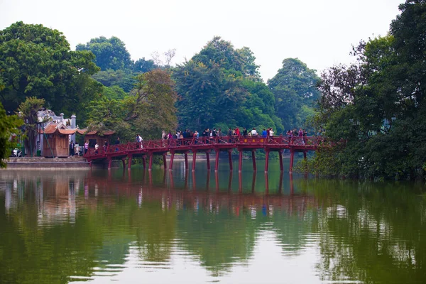 Hoan Kiem Gölü 'ndeki Kaplumbağa Kulesi (Thap Rua) Hanoi, Vietnam