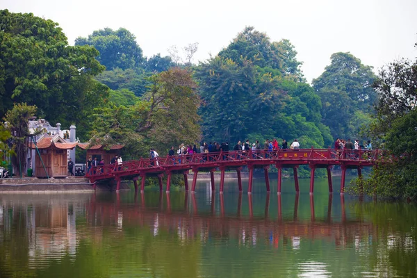 Hoan Kiem Gölü 'ndeki Kaplumbağa Kulesi (Thap Rua) Hanoi, Vietnam