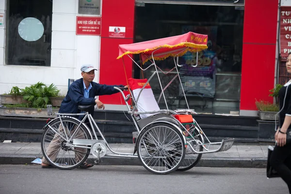  Hanoi, Vietnam - 21 Ekim 2019 Hanoi kırmızı köprüsü. Hoan Kiem Gölü üzerindeki ahşap kırmızı boyalı köprü kıyıyı ve Ngoc Son Tapınağı 'nın bulunduğu Jade Adası' nı birbirine bağlar..