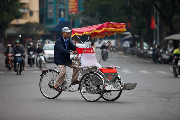  Hanoi, Vietnam - 21 Ekim 2019 Hanoi kırmızı köprüsü. Hoan Kiem Gölü üzerindeki ahşap kırmızı boyalı köprü kıyıyı ve Ngoc Son Tapınağı 'nın bulunduğu Jade Adası' nı birbirine bağlar..