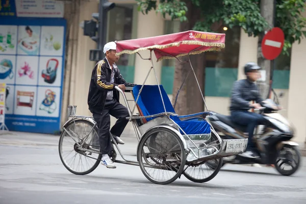  Hanoi, Vietnam - 21 Ekim 2019 Hanoi kırmızı köprüsü. Hoan Kiem Gölü üzerindeki ahşap kırmızı boyalı köprü kıyıyı ve Ngoc Son Tapınağı 'nın bulunduğu Jade Adası' nı birbirine bağlar..