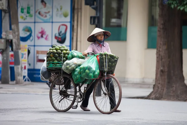  Hanoi, Vietnam - 21 Ekim 2019 Hanoi kırmızı köprüsü. Hoan Kiem Gölü üzerindeki ahşap kırmızı boyalı köprü kıyıyı ve Ngoc Son Tapınağı 'nın bulunduğu Jade Adası' nı birbirine bağlar..