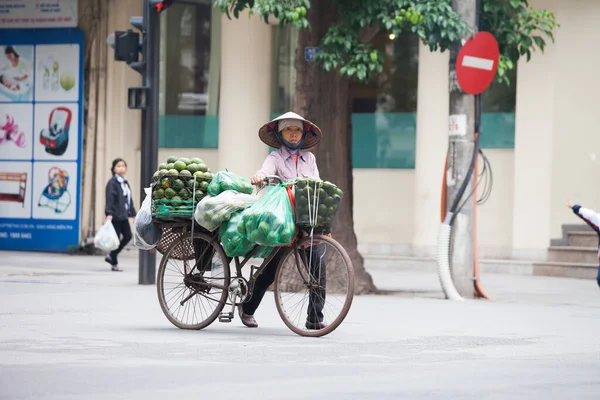  Hanoi, Vietnam - 21 Ekim 2019 Hanoi kırmızı köprüsü. Hoan Kiem Gölü üzerindeki ahşap kırmızı boyalı köprü kıyıyı ve Ngoc Son Tapınağı 'nın bulunduğu Jade Adası' nı birbirine bağlar..