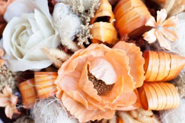 Yakın plan büyük güzel bir buket karışık çiçek. Çiçek arkaplanı ve duvar kağıdı. Çiçek dükkanı konsepti. Taze kesilmiş güzel bir buket. Çiçek teslimatı