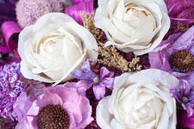 Yakın plan büyük güzel bir buket karışık çiçek. Çiçek arkaplanı ve duvar kağıdı. Çiçek dükkanı konsepti. Taze kesilmiş güzel bir buket. Çiçek teslimatı