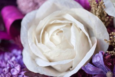 Yakın plan büyük güzel bir buket karışık çiçek. Çiçek arkaplanı ve duvar kağıdı. Çiçek dükkanı konsepti. Taze kesilmiş güzel bir buket. Çiçek teslimatı