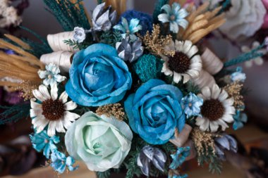 Yakın plan büyük güzel bir buket karışık çiçek. Çiçek arkaplanı ve duvar kağıdı. Çiçek dükkanı konsepti. Taze kesilmiş güzel bir buket. Çiçek teslimatı