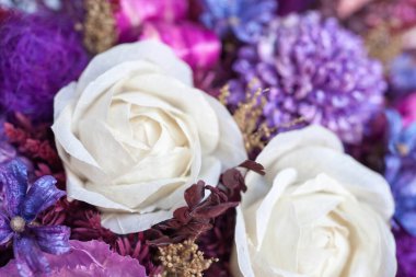 Yakın plan büyük güzel bir buket karışık çiçek. Çiçek arkaplanı ve duvar kağıdı. Çiçek dükkanı konsepti. Taze kesilmiş güzel bir buket. Çiçek teslimatı