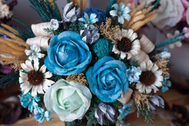 Yakın plan büyük güzel bir buket karışık çiçek. Çiçek arkaplanı ve duvar kağıdı. Çiçek dükkanı konsepti. Taze kesilmiş güzel bir buket. Çiçek teslimatı