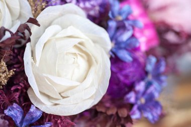 Yakın plan büyük güzel bir buket karışık çiçek. Çiçek arkaplanı ve duvar kağıdı. Çiçek dükkanı konsepti. Taze kesilmiş güzel bir buket. Çiçek teslimatı