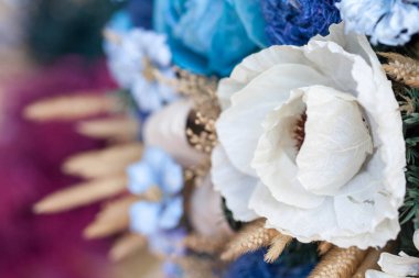 Yakın plan büyük güzel bir buket karışık çiçek. Çiçek arkaplanı ve duvar kağıdı. Çiçek dükkanı konsepti. Taze kesilmiş güzel bir buket. Çiçek teslimatı