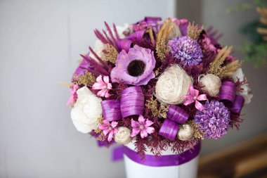 Yakın plan büyük güzel bir buket karışık çiçek. Çiçek arkaplanı ve duvar kağıdı. Çiçek dükkanı konsepti. Taze kesilmiş güzel bir buket. Çiçek teslimatı